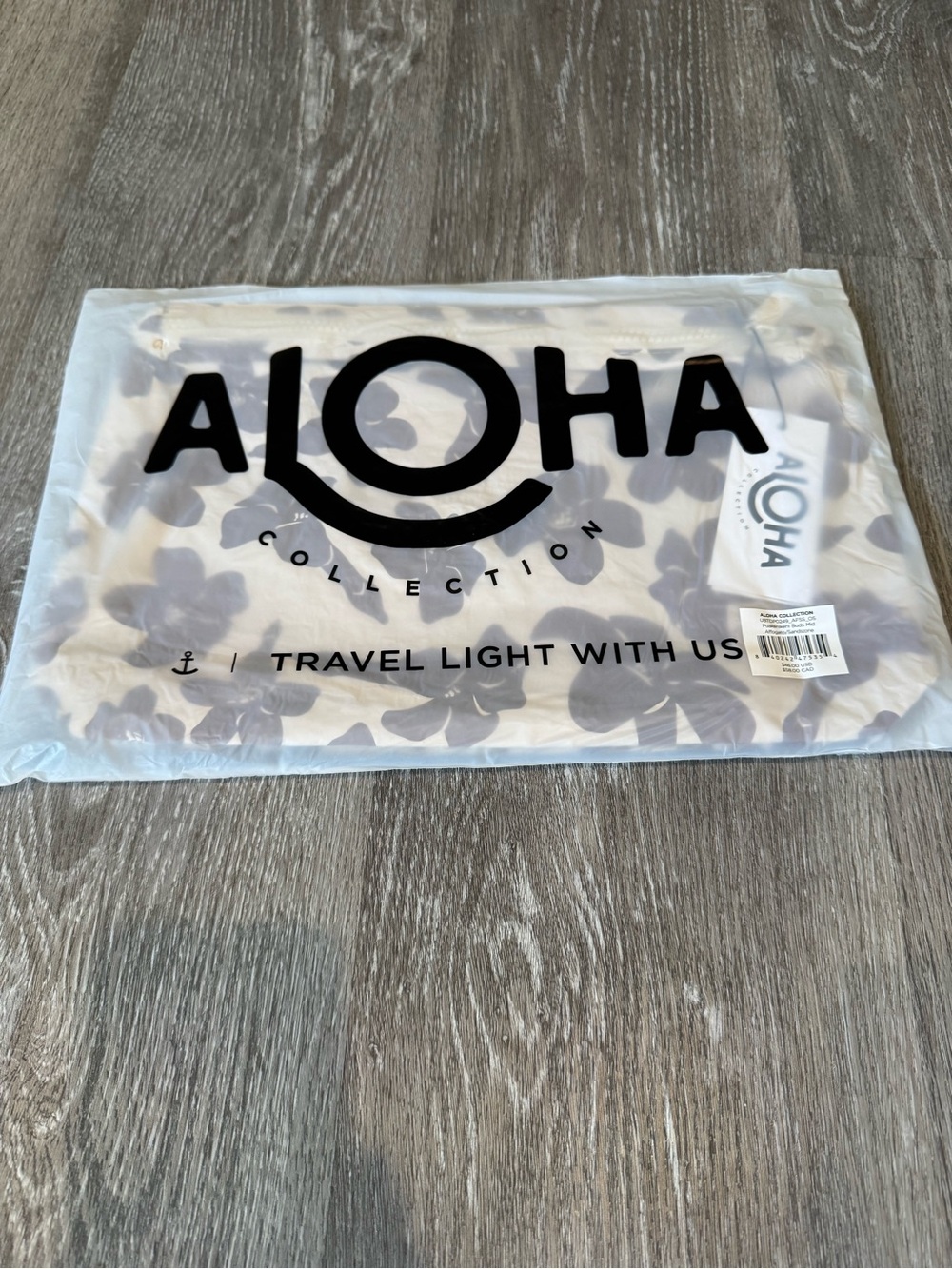 NWT ALOHA Collection Mid Pouch in Puakenikeni - Picture 3 of 4